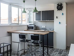 MIKRO-APARTAMENT - Średnia otwarta z salonem biała z zabudowaną lodówką z nablatowym zlewozmywakiem kuchnia dwurzędowa z oknem, styl skandynawski - zdjęcie od Dobrochna Rajcic