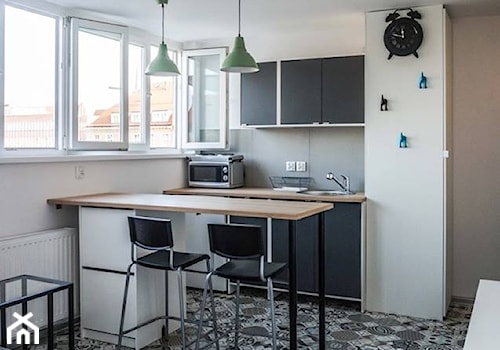 MIKRO-APARTAMENT - Średnia otwarta z salonem biała z zabudowaną lodówką z nablatowym zlewozmywakiem kuchnia dwurzędowa z oknem, styl skandynawski - zdjęcie od Dobrochna Rajcic