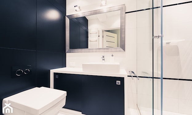 biało-czarna łazienka, lustro w srebrnej ramie, minimalistyczna łazienka