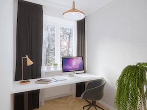 Mokotów - 55 m.² - Małe w osobnym pomieszczeniu z zabudowanym biurkiem białe szare biuro, styl skandynawski - zdjęcie od Studio Monocco