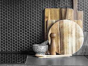 Śródmieście - realizacja - 50 m² - Mała zamknięta czarna z zabudowaną lodówką kuchnia jednorzędowa, styl vintage - zdjęcie od Studio Monocco