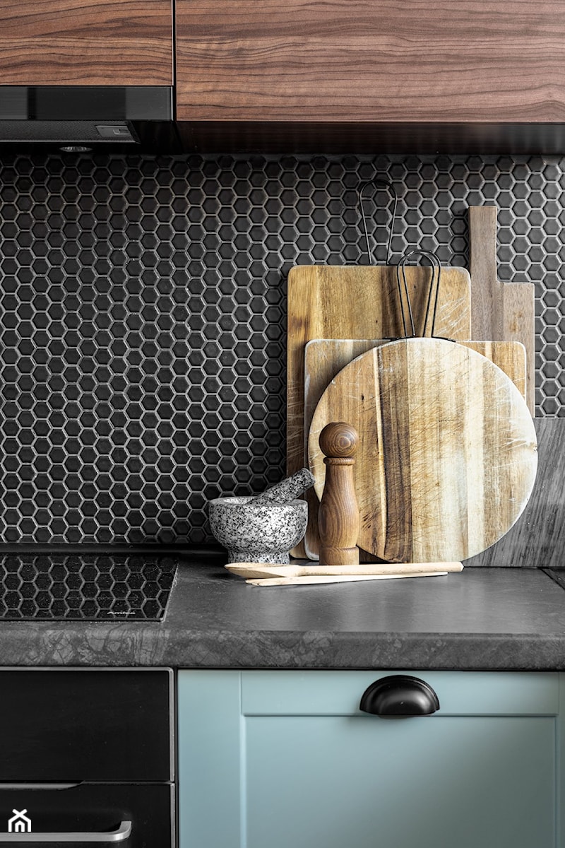 Śródmieście - realizacja - 50 m² - Mała zamknięta czarna z zabudowaną lodówką kuchnia jednorzędowa, styl vintage - zdjęcie od Studio Monocco