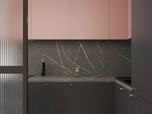 Żoliborz - 56 m.² - Mała zamknięta czarna z zabudowaną lodówką z nablatowym zlewozmywakiem kuchnia w kształcie litery l z marmurem nad blatem kuchennym, styl nowoczesny - zdjęcie od Studio Monocco
