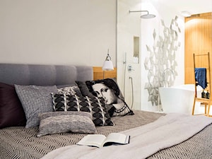Wilanów - realizacja - 140m.² - Średnia szara sypialnia z łazienką, styl nowoczesny - zdjęcie od Studio Monocco
