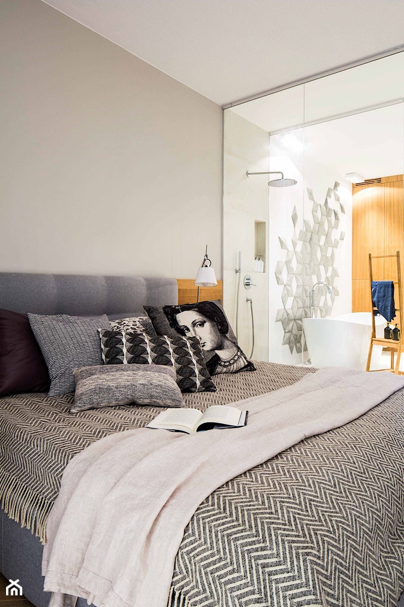 Wilanów - realizacja - 140m.² - Średnia szara sypialnia z łazienką, styl nowoczesny - zdjęcie od Studio Monocco