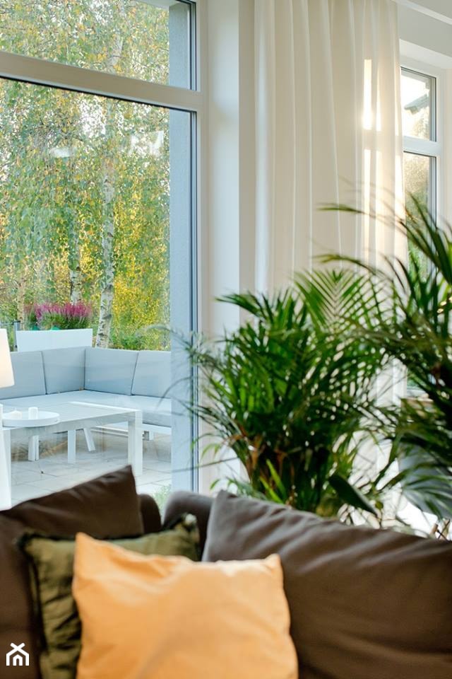 Dom na skraju parku krajobrazowego - Średni biały salon z tarasem / balkonem, styl nowoczesny - zdjęcie od INDEZZO