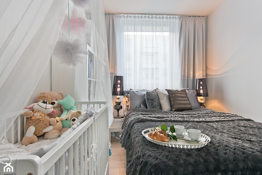 Sypialnia dla pary z dzieckiem - Średnia biała sypialnia - zdjęcie od INDEZZO