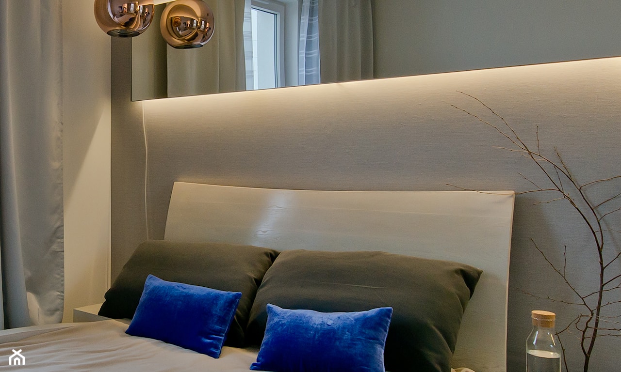 granatowe poduszki w sypialni nowoczesnej