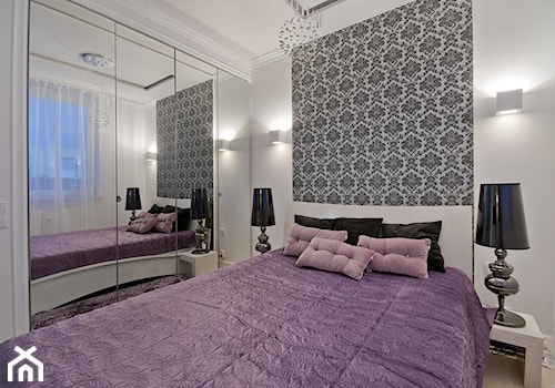 Nowoczesne mieszkanie w Gdańsku - Mała biała sypialnia, styl glamour - zdjęcie od INDEZZO