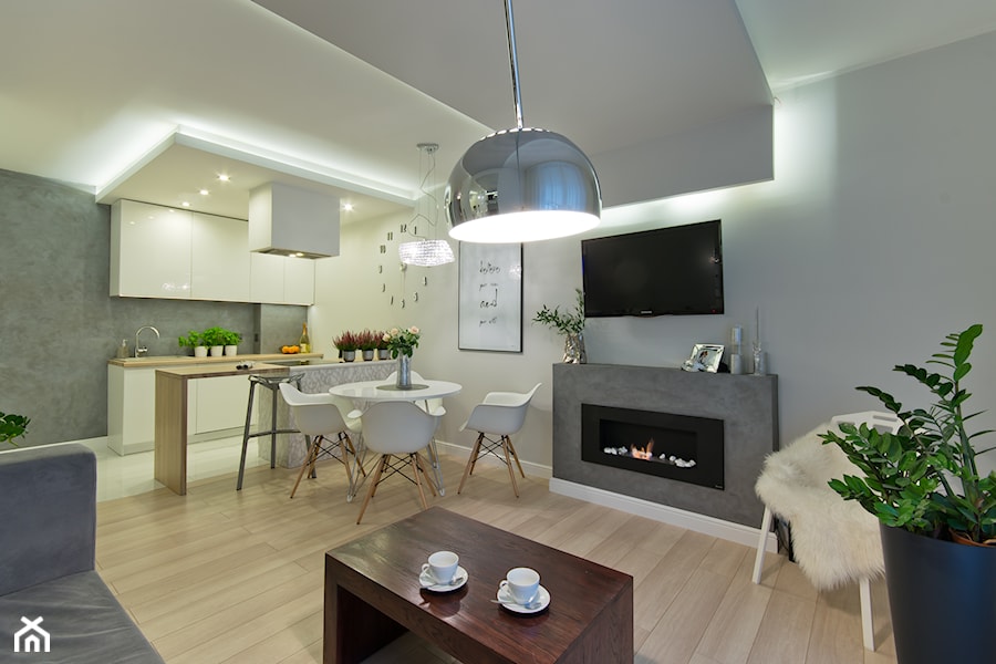 Mieszkanie w Gdańsku - Duży biały szary salon z kuchnią z jadalnią, styl nowoczesny - zdjęcie od INDEZZO
