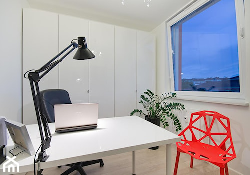 Nowoczesne mieszkanie w Gdańsku - Małe w osobnym pomieszczeniu białe biuro, styl nowoczesny - zdjęcie od INDEZZO