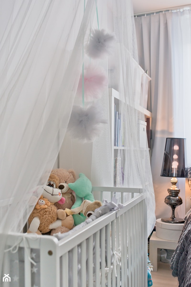 Sypialnia dla pary z dzieckiem - Średnia sypialnia - zdjęcie od INDEZZO