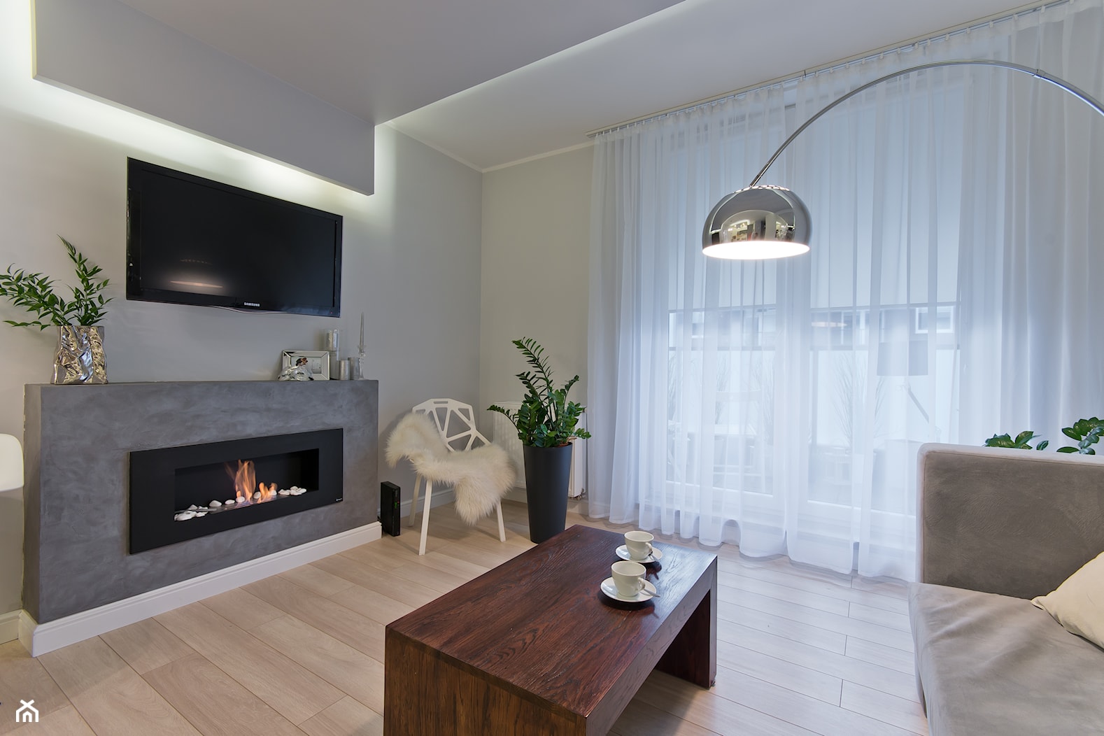 Mieszkanie w Gdańsku - Średni szary salon z tarasem / balkonem, styl nowoczesny - zdjęcie od INDEZZO - Homebook