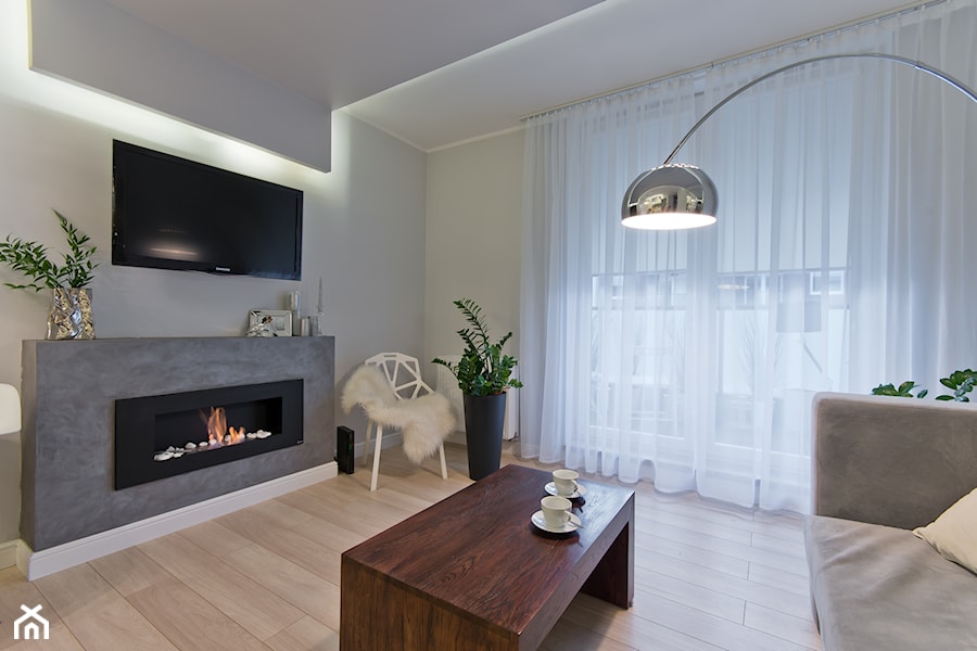 Mieszkanie w Gdańsku - Średni szary salon z tarasem / balkonem, styl nowoczesny - zdjęcie od INDEZZO