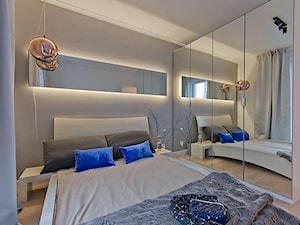 Trójmiejski apartament - Średnia biała szara sypialnia - zdjęcie od INDEZZO