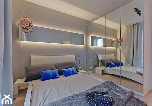Trójmiejski apartament - Średnia biała szara sypialnia - zdjęcie od INDEZZO