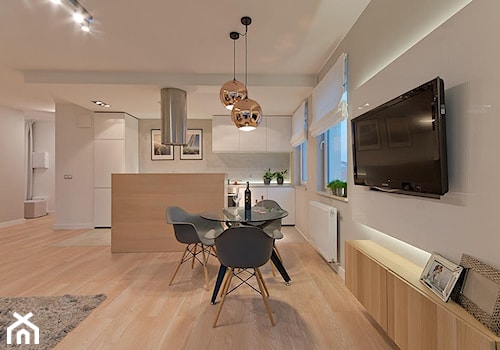 Trójmiejski apartament - Mały szary salon z kuchnią z jadalnią - zdjęcie od INDEZZO