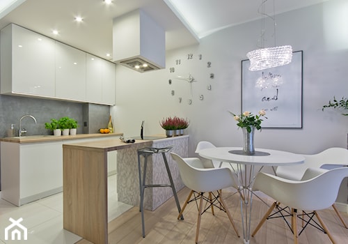 Mieszkanie w Gdańsku - Mała otwarta z salonem szara z zabudowaną lodówką z nablatowym zlewozmywakiem kuchnia dwurzędowa, styl nowoczesny - zdjęcie od INDEZZO