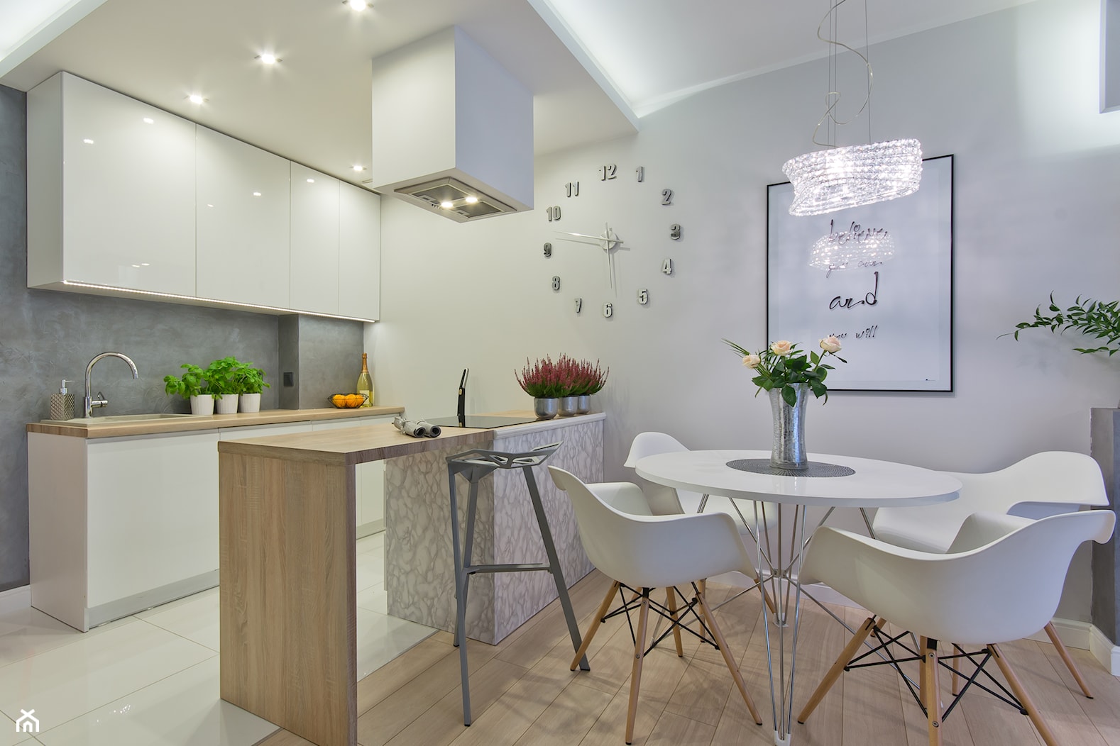 Mieszkanie w Gdańsku - Mała otwarta z salonem szara z zabudowaną lodówką z nablatowym zlewozmywakiem kuchnia dwurzędowa, styl nowoczesny - zdjęcie od INDEZZO - Homebook