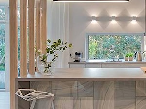 Dom na skraju parku krajobrazowego - Średnia otwarta z salonem biała z nablatowym zlewozmywakiem kuchnia jednorzędowa dwurzędowa z oknem, styl nowoczesny - zdjęcie od INDEZZO