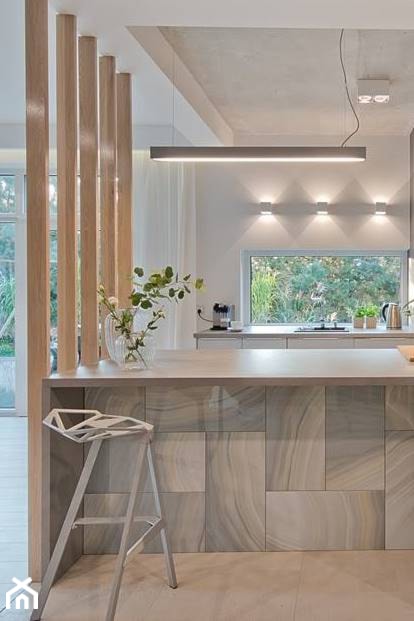 Dom na skraju parku krajobrazowego - Średnia otwarta z salonem biała z nablatowym zlewozmywakiem kuchnia jednorzędowa dwurzędowa z oknem, styl nowoczesny - zdjęcie od INDEZZO