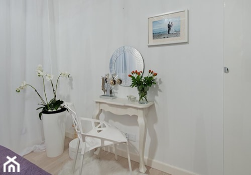 Nowoczesne mieszkanie w Gdańsku - Średnia biała sypialnia - zdjęcie od INDEZZO