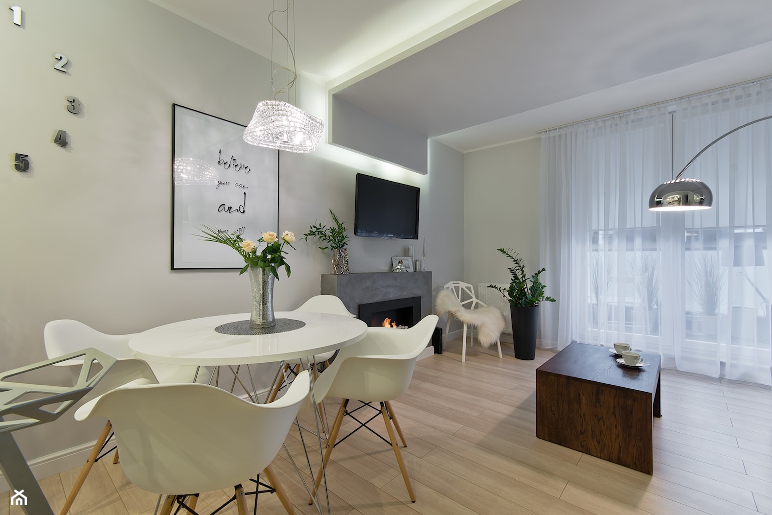 Mieszkanie w Gdańsku - Średni beżowy salon z jadalnią z tarasem / balkonem, styl nowoczesny - zdjęcie od INDEZZO - Homebook