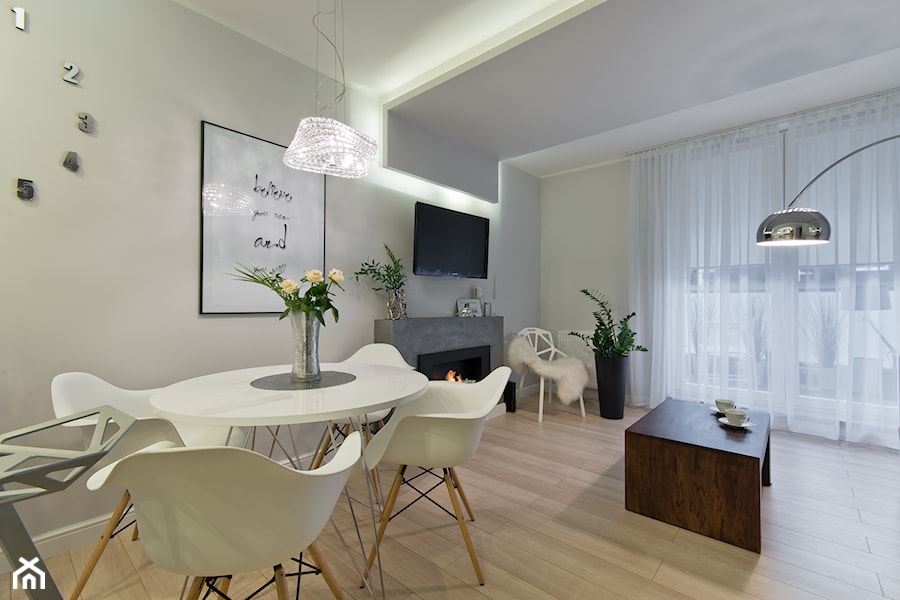Mieszkanie w Gdańsku - Średni beżowy salon z jadalnią z tarasem / balkonem, styl nowoczesny - zdjęcie od INDEZZO