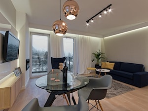 Trójmiejski apartament - Duży beżowy biały salon z jadalnią - zdjęcie od INDEZZO