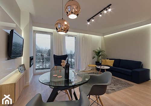 Trójmiejski apartament - Duży beżowy biały salon z jadalnią - zdjęcie od INDEZZO