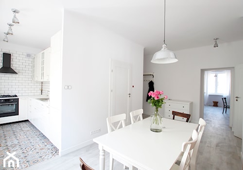 projekt mieszkania 66m2 na Marszałkowskiej - Duża biała jadalnia w kuchni, styl skandynawski - zdjęcie od bemydesign