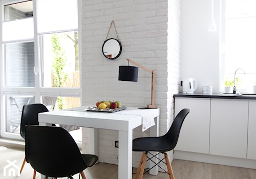 projekt mieszkania 41m2 na Pradze Południe - Średnia biała szara jadalnia w kuchni, styl nowoczesny - zdjęcie od bemydesign
