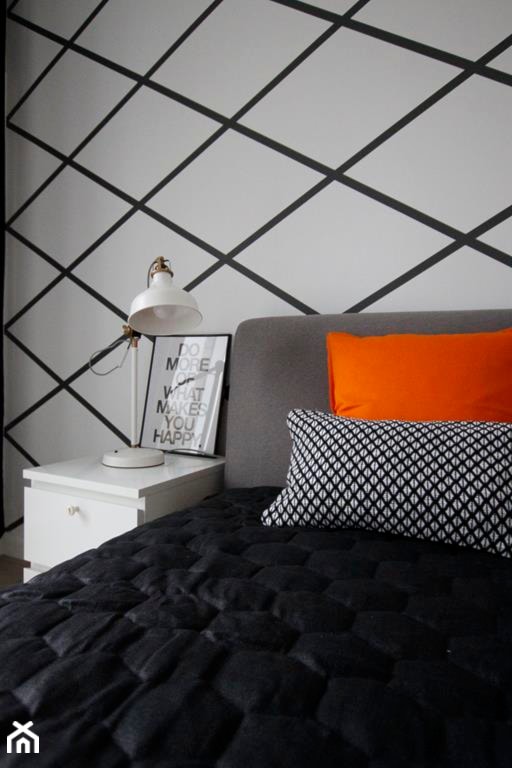 mieszkanie w Wilanowie - projekt zrealizowany dla programu TV Dekoratornia - Mała szara sypialnia, styl glamour - zdjęcie od bemydesign