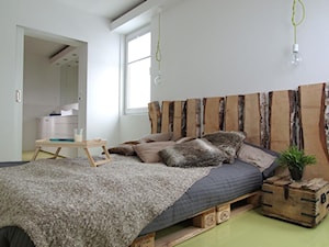 projekt mieszkania 69m2 na Pradze "konkurs" - Średnia biała sypialnia z łazienką, styl skandynawski - zdjęcie od bemydesign