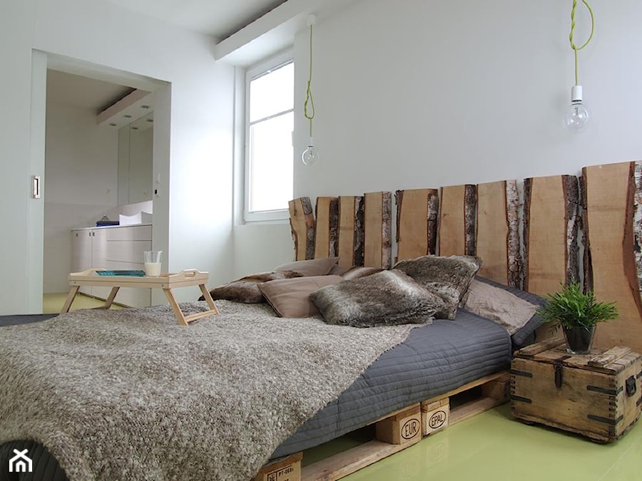 projekt mieszkania 69m2 na Pradze "konkurs" - Średnia biała sypialnia z łazienką, styl skandynawski - zdjęcie od bemydesign