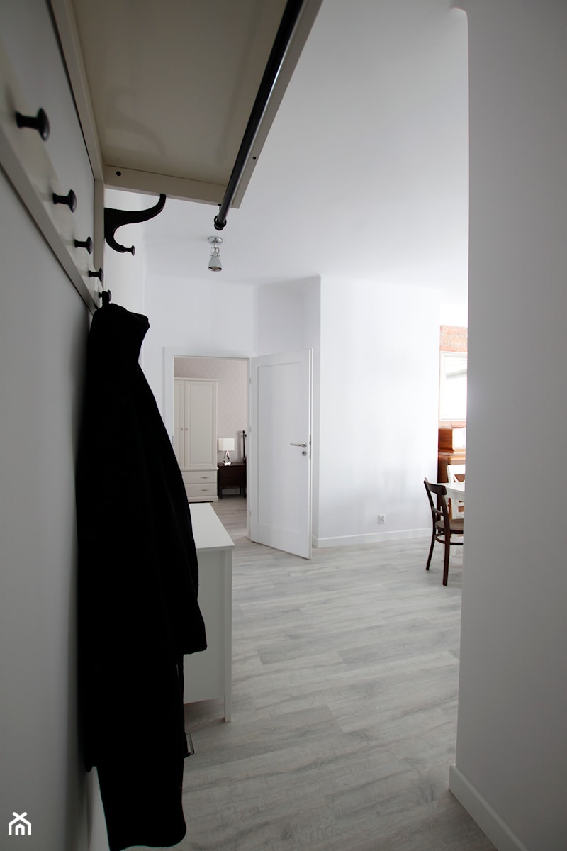 projekt mieszkania 66m2 na Marszałkowskiej - Hol / przedpokój, styl skandynawski - zdjęcie od bemydesign