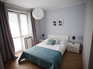 Mieszkanie pod wynajem I - Średnia biała szara sypialnia z balkonem / tarasem, styl skandynawski - zdjęcie od Studio Decorativa Design