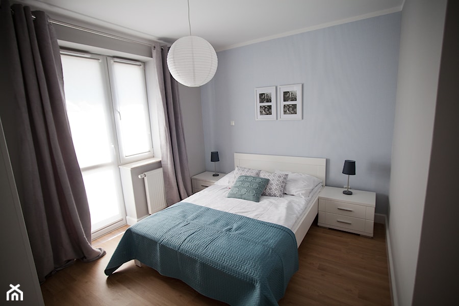 Mieszkanie pod wynajem I - Średnia biała szara sypialnia z balkonem / tarasem, styl skandynawski - zdjęcie od Studio Decorativa Design