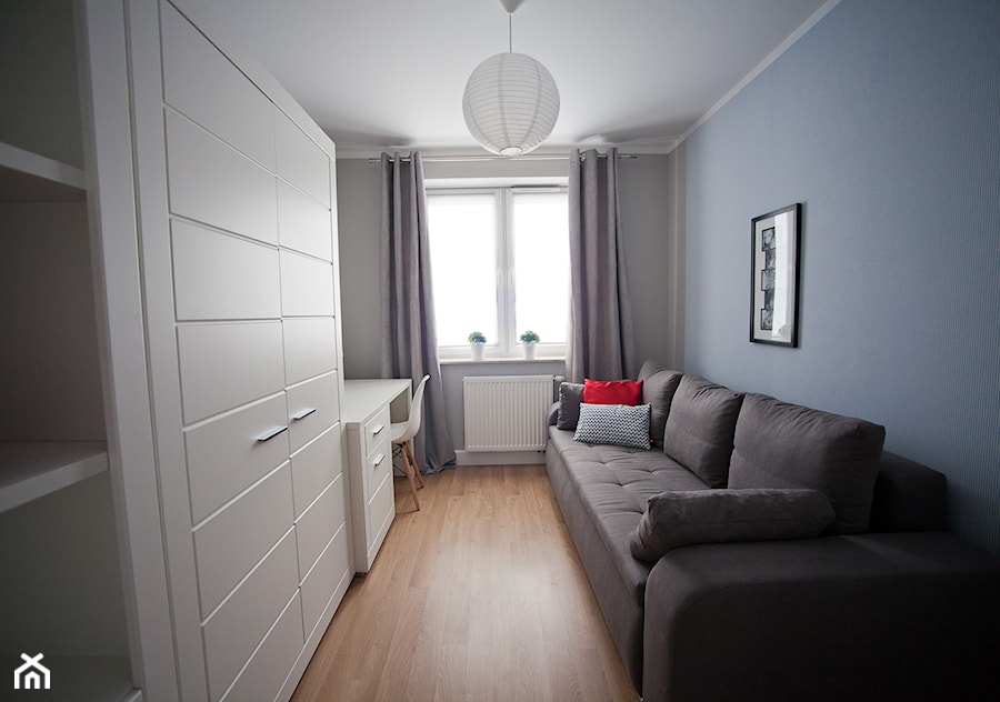 Mieszkanie pod wynajem I - Średnie z sofą niebieskie z fotografiami na ścianie biuro, styl skandynawski - zdjęcie od Studio Decorativa Design
