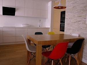 Nowoczesne Mieszkanie z dawką koloru - Średnia otwarta z kamiennym blatem biała z zabudowaną lodówką z podblatowym zlewozmywakiem kuchnia jednorzędowa, styl nowoczesny - zdjęcie od Studio Decorativa Design