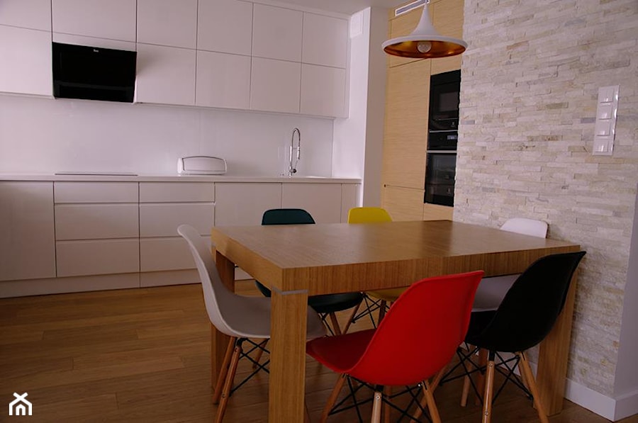 Nowoczesne Mieszkanie z dawką koloru - Średnia otwarta z kamiennym blatem biała z zabudowaną lodówką z podblatowym zlewozmywakiem kuchnia jednorzędowa, styl nowoczesny - zdjęcie od Studio Decorativa Design
