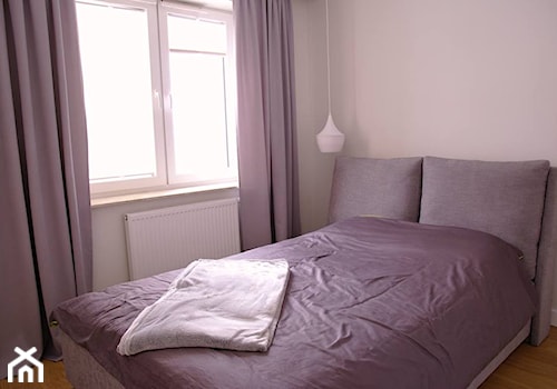 Nowoczesne Mieszkanie z dawką koloru - Mała różowa sypialnia, styl nowoczesny - zdjęcie od Studio Decorativa Design