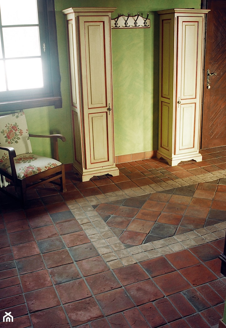 Korytarz / przedpokój rustykalna podłoga z cegły - Terakota Gotycka - zdjęcie od domRustykalny.pl - Rogiński Warsztat Artystyczny - Homebook