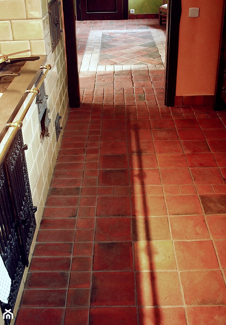 Cegła w kuchni. Rustykalna podłoga z cegły - Terakota Gotycka - zdjęcie od domRustykalny.pl - Rogiński Warsztat Artystyczny - Homebook