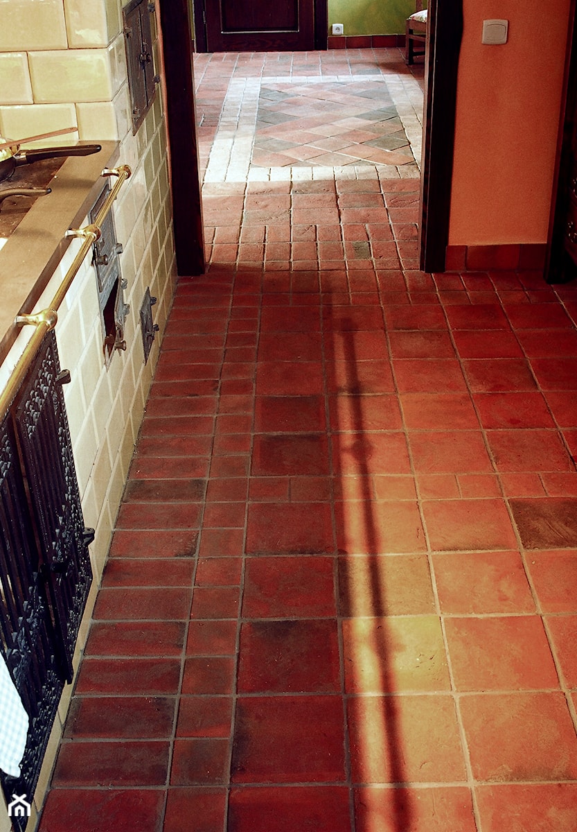 Cegła w kuchni. Rustykalna podłoga z cegły - Terakota Gotycka - zdjęcie od domRustykalny.pl - Rogiński Warsztat Artystyczny