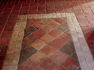 Cegła, mozaika. Korytarz / przedpokój rustykalna podłoga z cegły - Terakota Gotycka - zdjęcie od domRustykalny.pl - Rogiński Warsztat Artystyczny