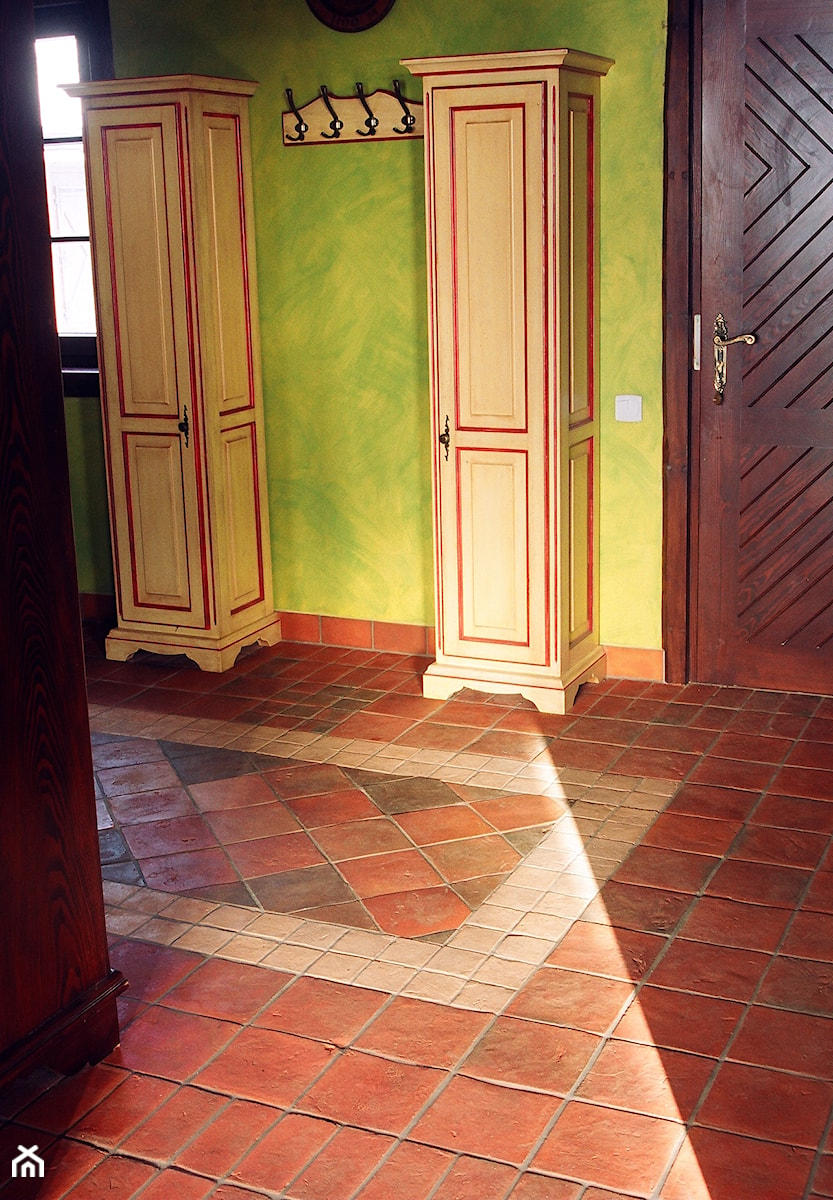 Cegła na podłodze. Korytarz / przedpokój rustykalna podłoga z Terakoty Gotyckiej - zdjęcie od domRustykalny.pl - Rogiński Warsztat Artystyczny