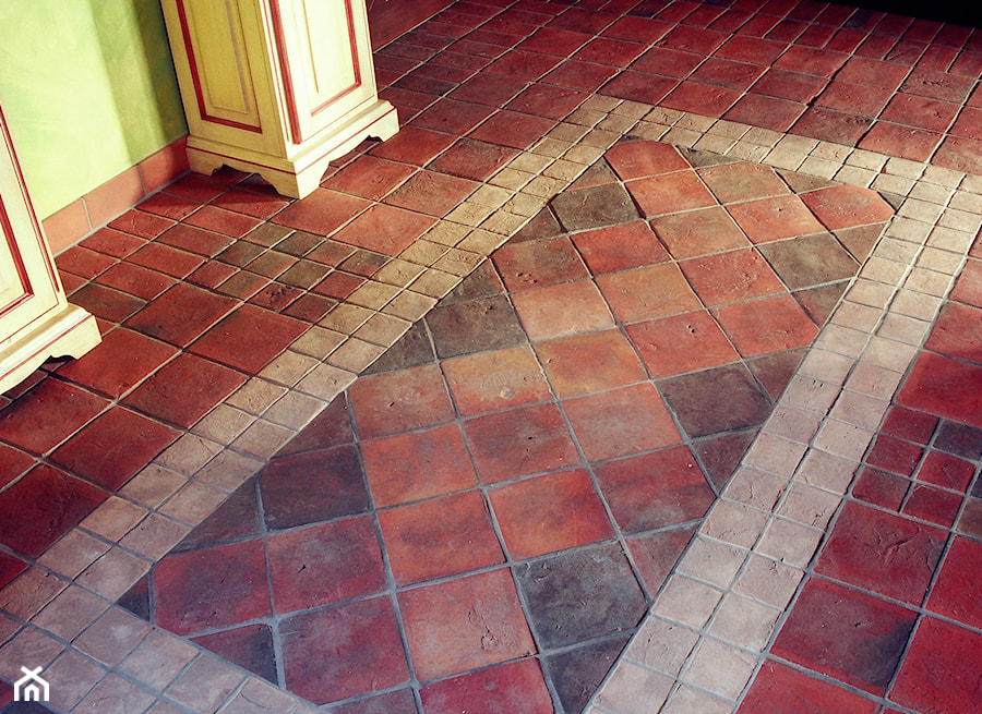 Korytarz / przedpokój rustykalna podłoga z cegły - Terakota Gotycka - zdjęcie od domRustykalny.pl - Rogiński Warsztat Artystyczny