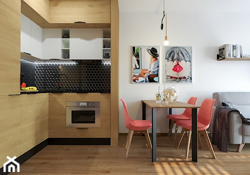 KAWALERKA PANA MARCINA - Mała otwarta z salonem biała czarna z zabudowaną lodówką kuchnia w kształcie litery l, styl industrialny - zdjęcie od Izabela Widomska Wnętrza
