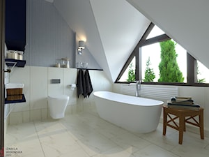 ŁAZIENKA NA PODDASZU Z WANNĄ WOLNOSTOJĄCĄ - Duża na poddaszu łazienka z oknem, styl glamour - zdjęcie od Izabela Widomska Wnętrza